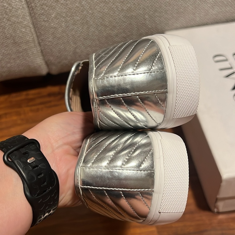 NIB Donald Pliner Pammy Women's Metallic Silver Quilted Slip-on Sneaker 38.5 - Picture 12 of 12
